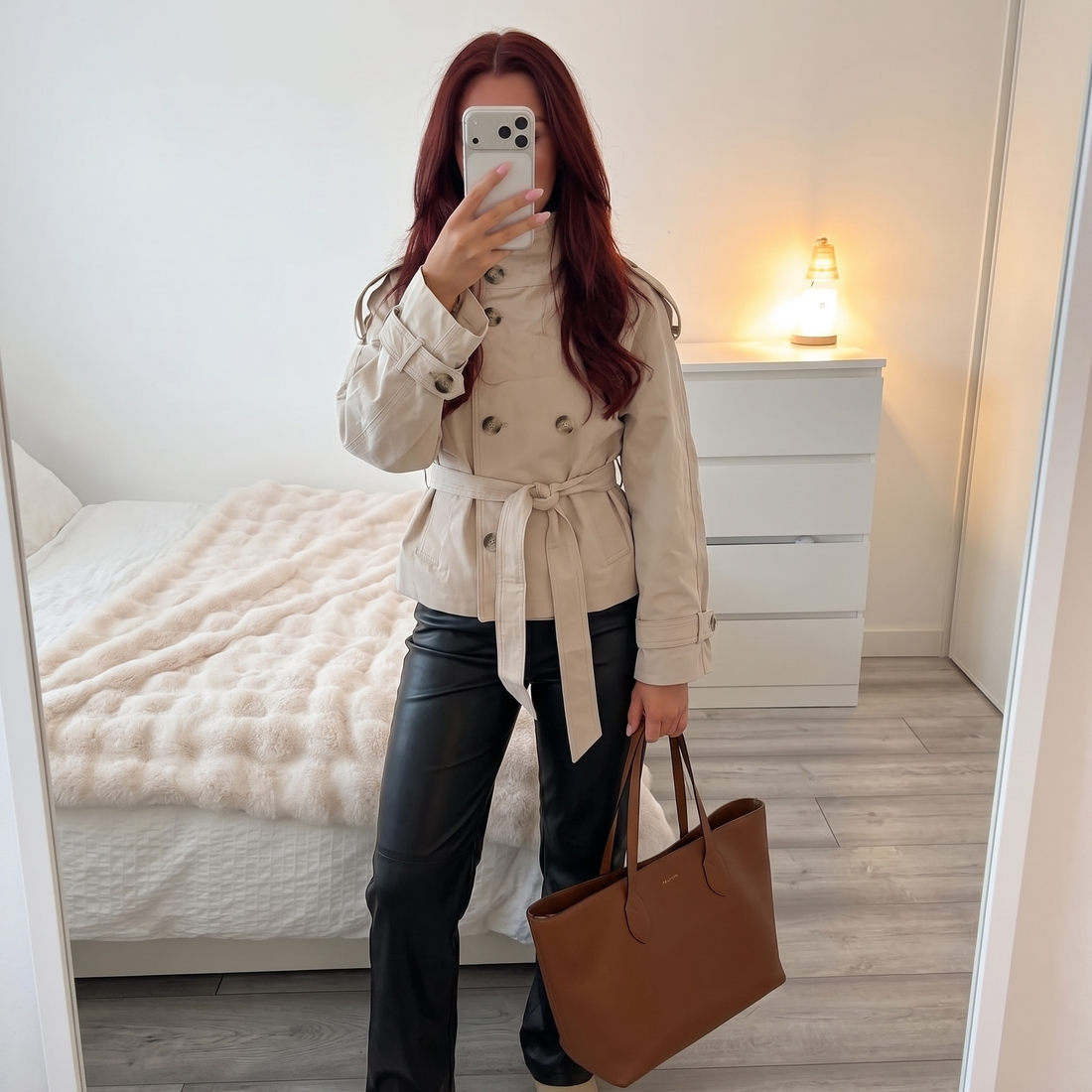 Le trench court femme : à qui il va, comment le porter